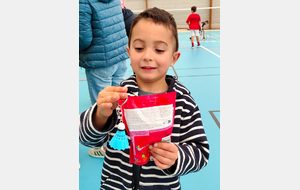 avec des bonbons et un porte clé volant :)